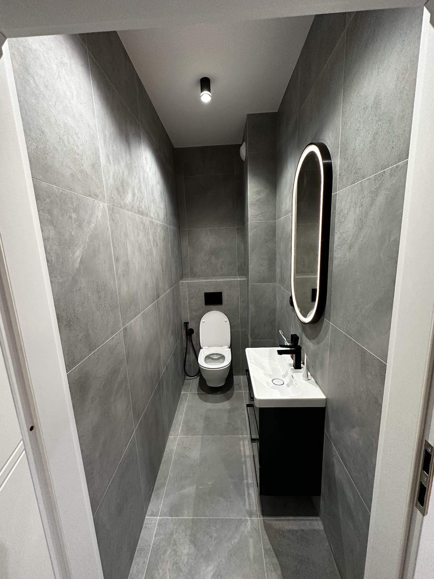 WC w płytkach betonowych - Małe pomieszczenia